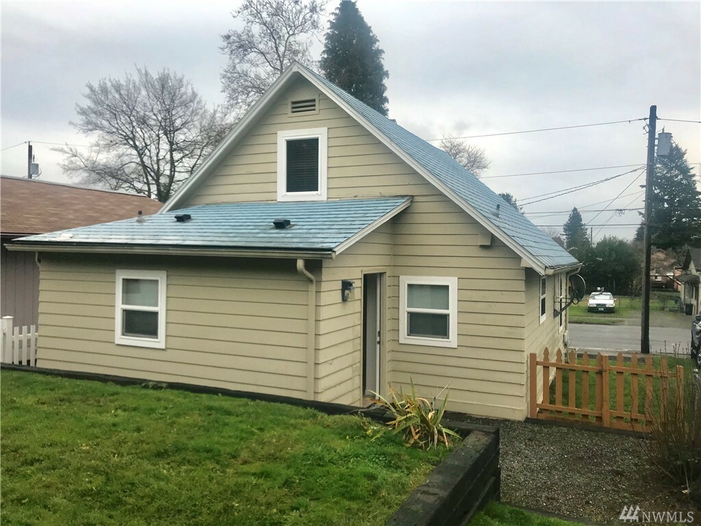 Property Photo:  1123 Hewitt Ave  WA 98337 