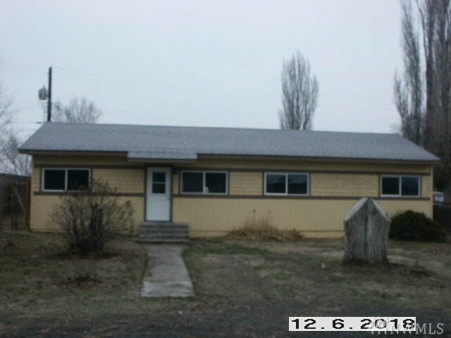 Property Photo:  9810 Apple Rd NE  WA 98837 