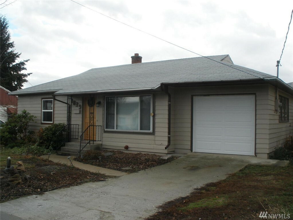 Property Photo:  1039 Dakota St  WA 98801 