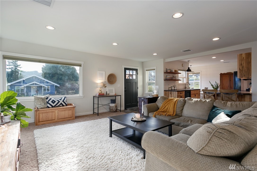 Property Photo: 915 Newell St WA 98225