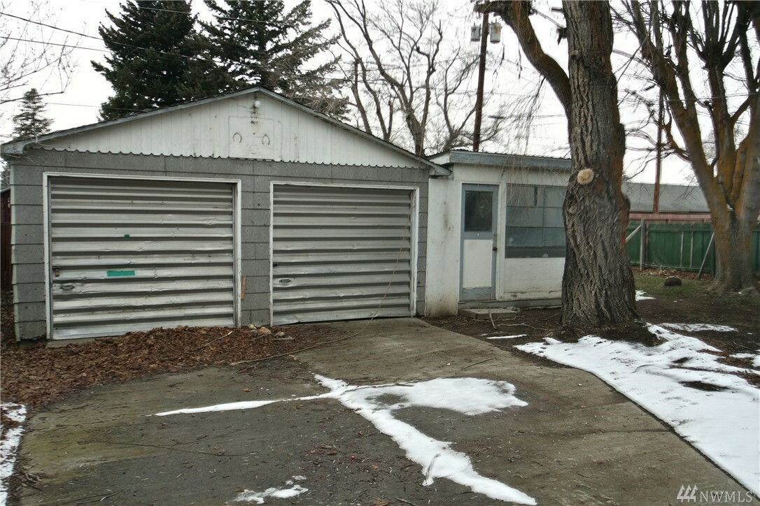 Property Photo:  105 N Sprague St  WA 98926 