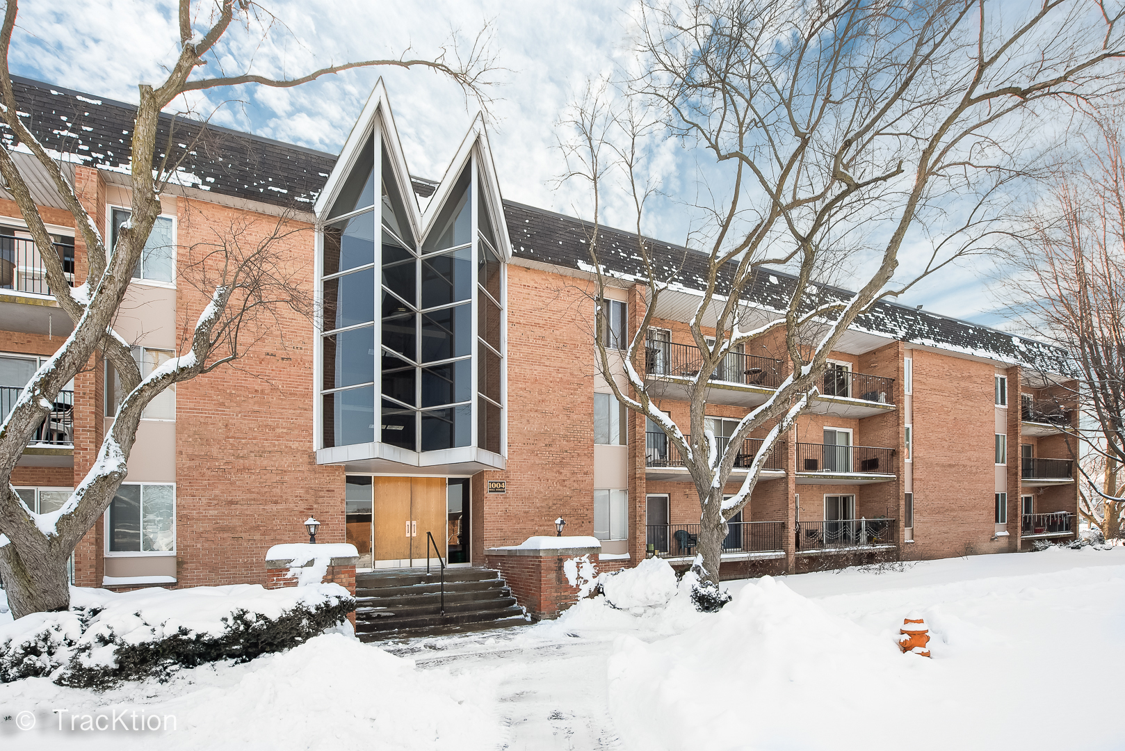 Property Photo: 1004 North Mill Street 112 IL 60563