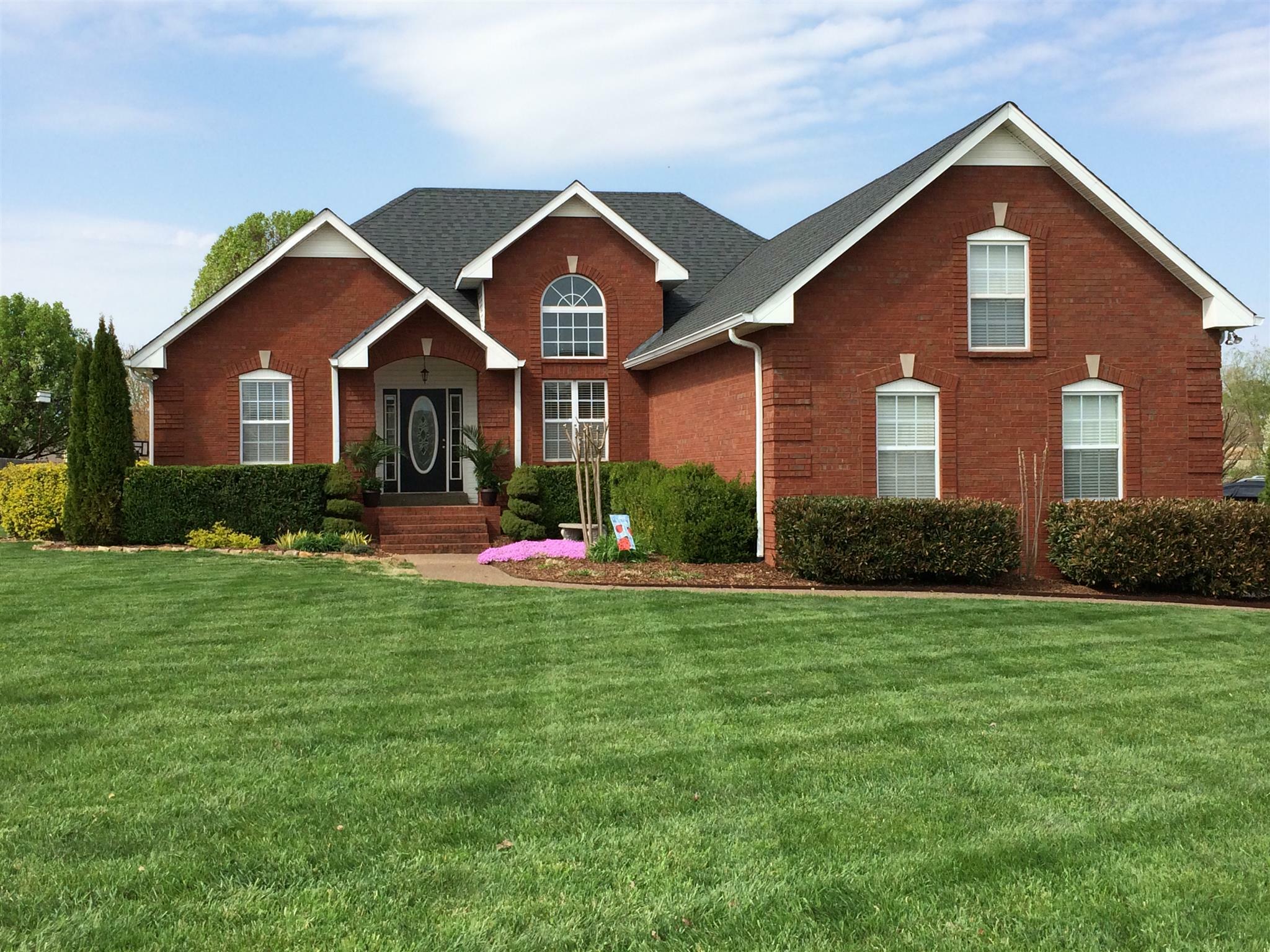 Property Photo: 208 Hickory Trl TN 37188