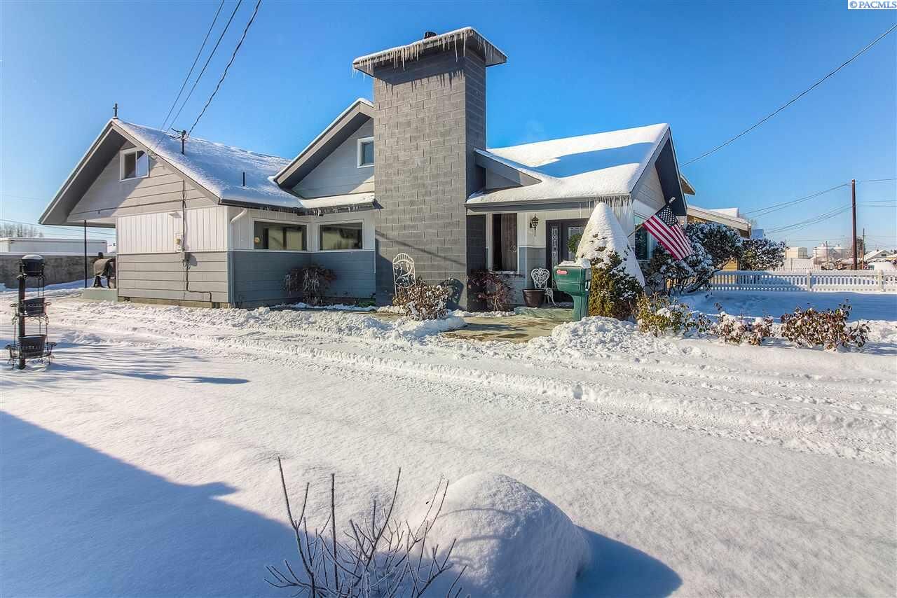 Property Photo: 408 E 4th St WA 98930