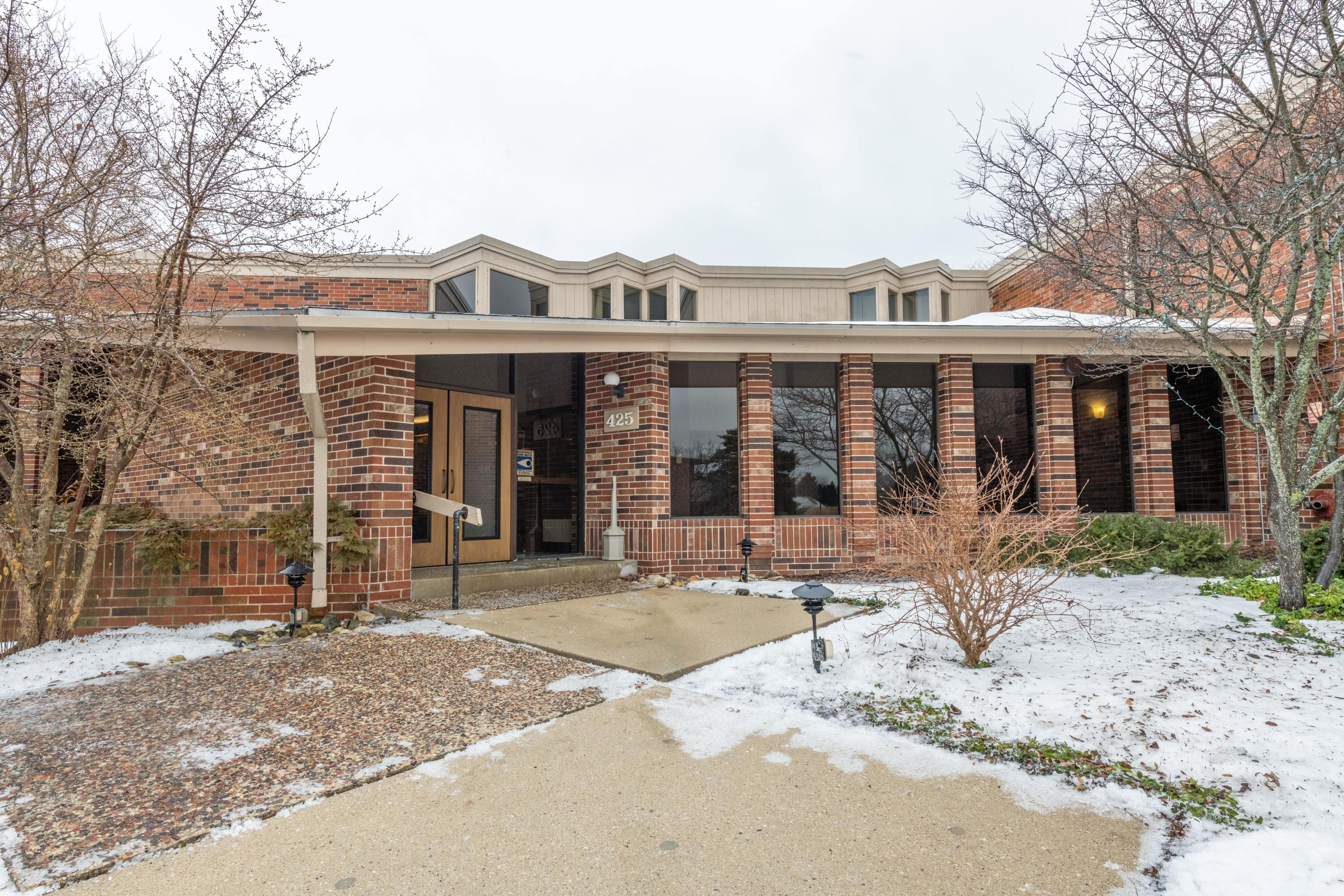 Property Photo: 425 W Willow Ct 142 WI 53217