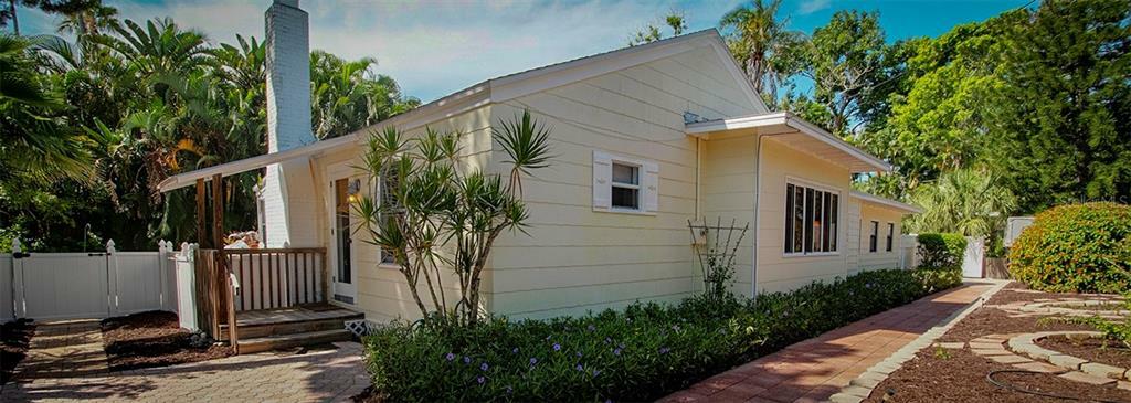 Property Photo:  760 Longboat Court  FL 34228 