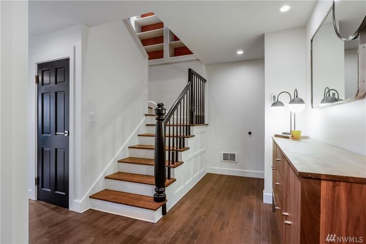 Property Photo:  918 W Emerson St  WA 98119 