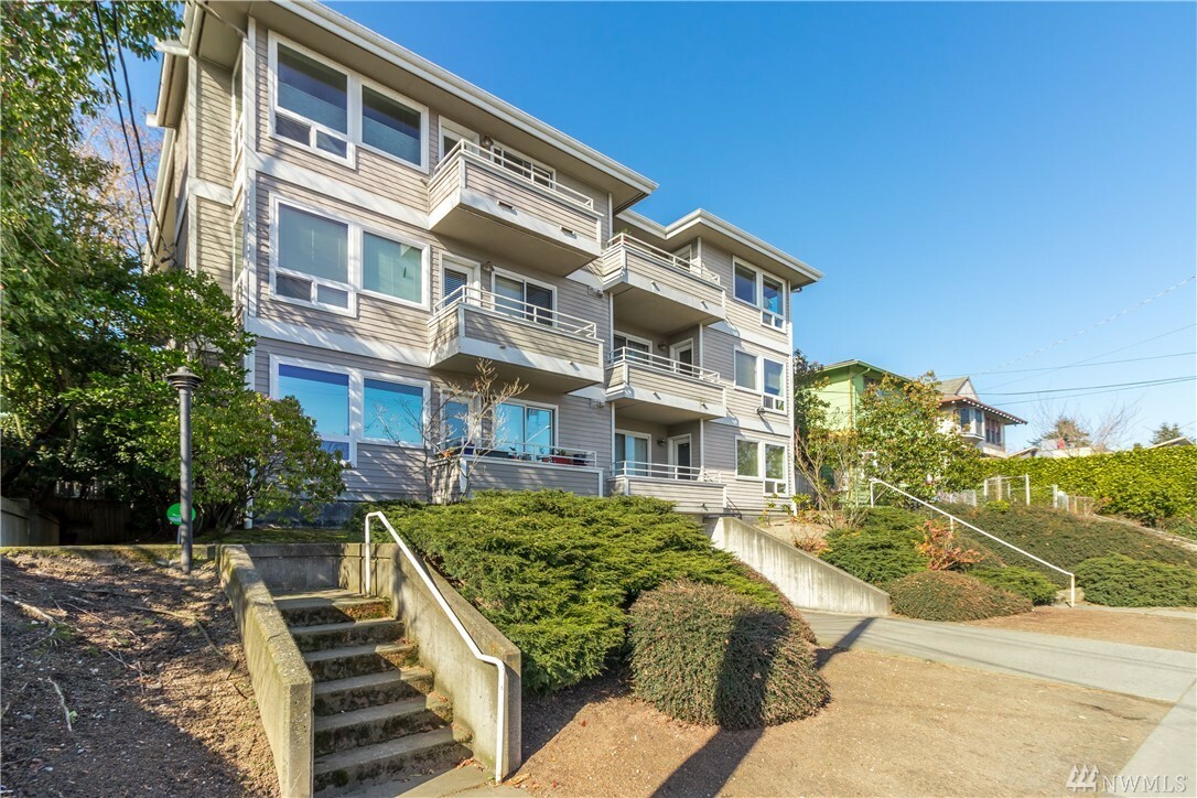 Property Photo: 1511 14th Ave S 302 WA 98144