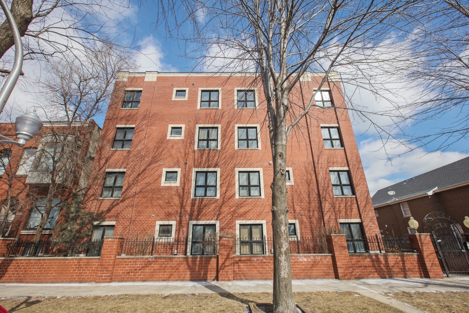Property Photo: 2136 West Monroe Street 401 IL 60612