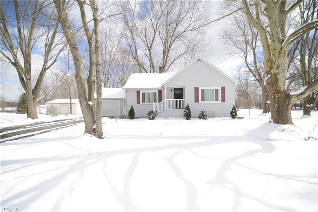Property Photo: 7469 Highland Avenue SW OH 44481