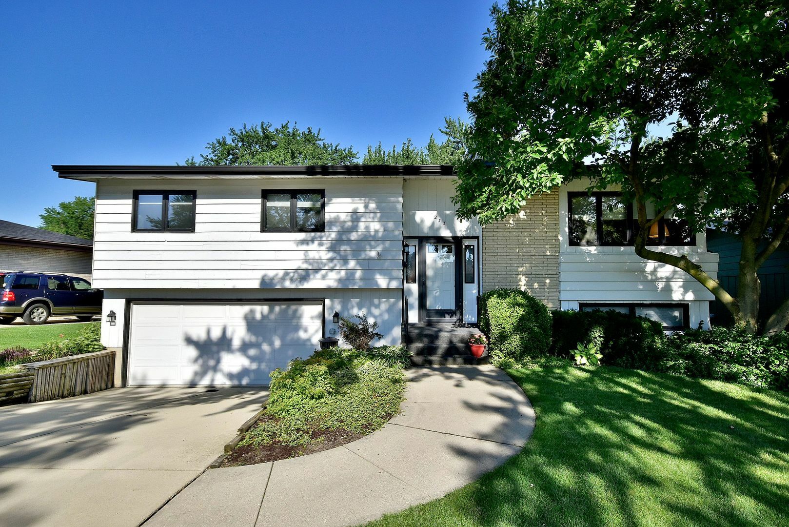 Property Photo:  233 South Circle Drive  IL 60101 