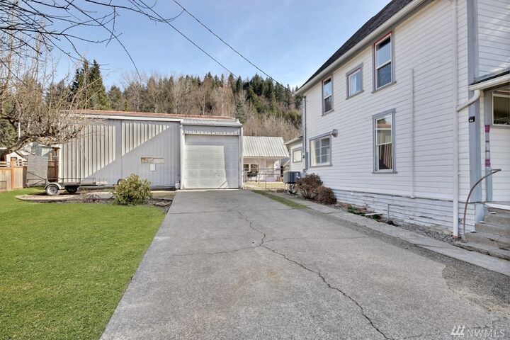 Property Photo:  211 Albert St  WA 98396 