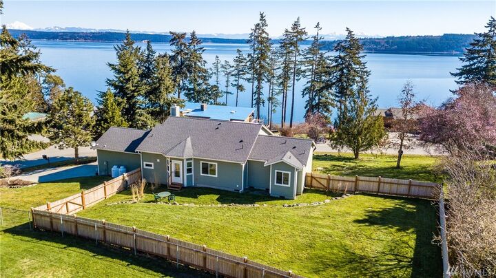 Property Photo:  952 Mohawk Dr  WA 98253 