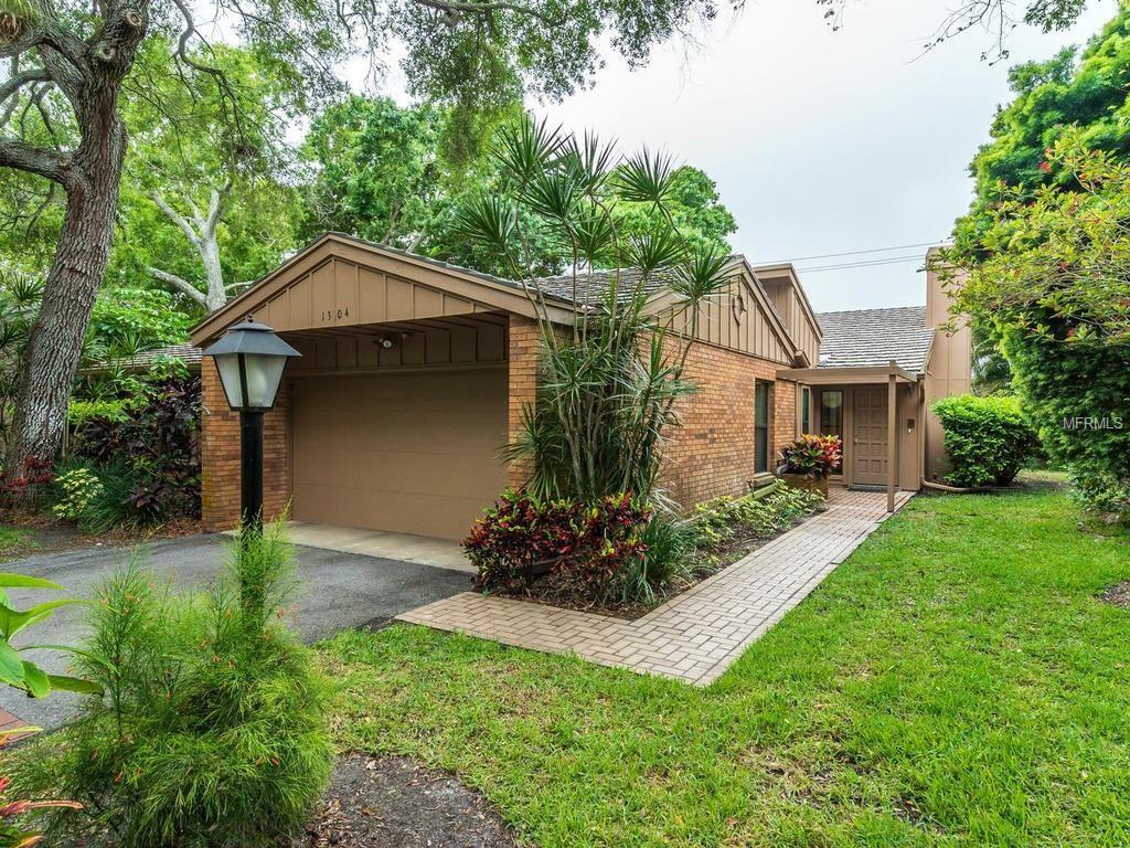 Property Photo:  1304 Willow Oak Circle  FL 34209 