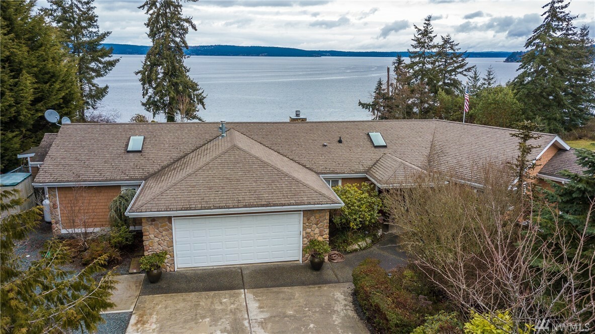 Property Photo:  889 Greentree Dr  WA 98253 