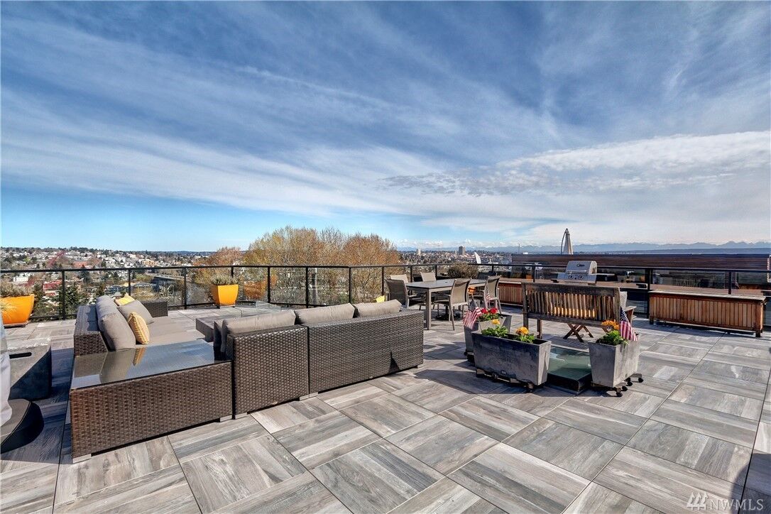 Property Photo:  415 Raye St  WA 98109 