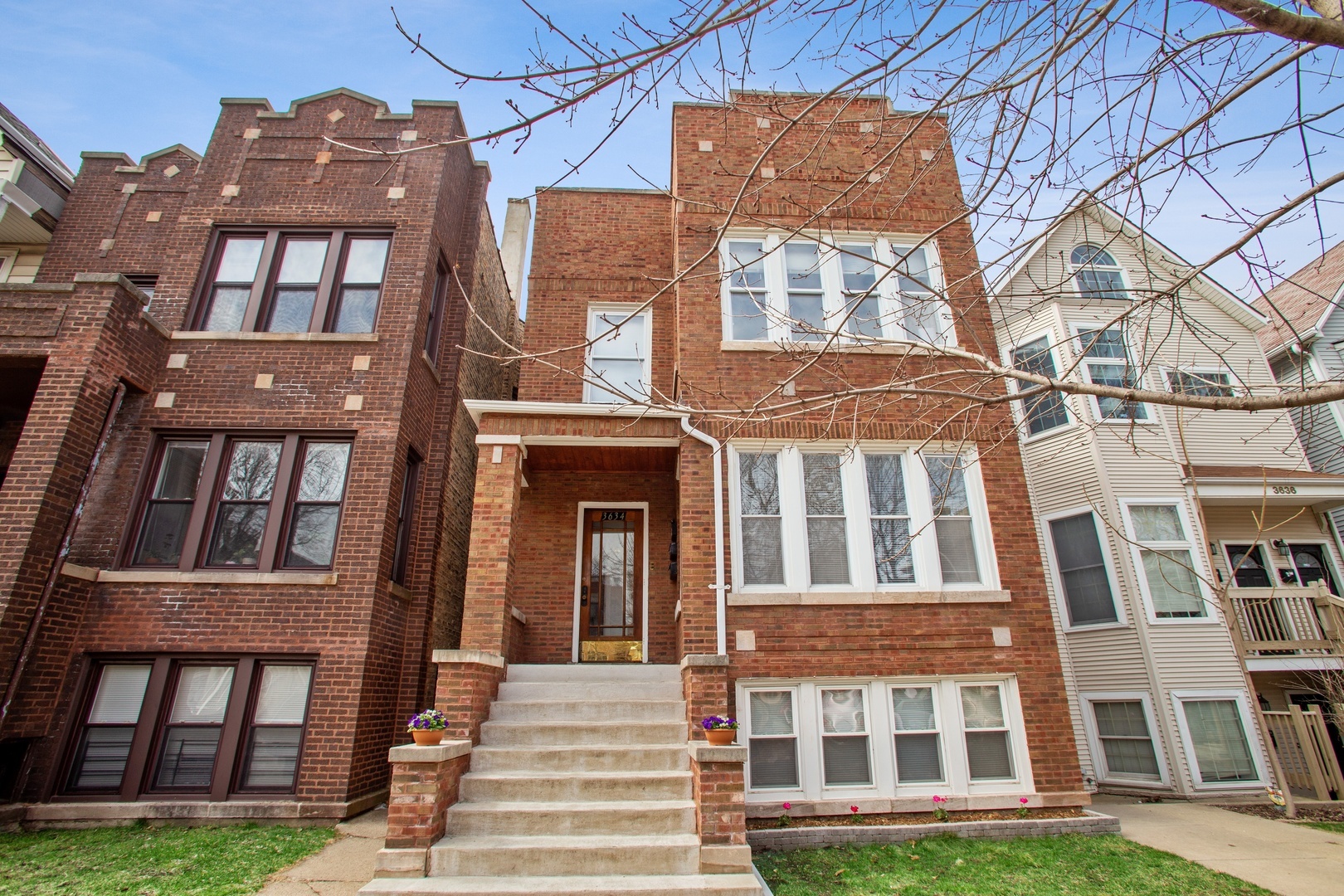 Property Photo: 3634 North Hermitage Avenue IL 60613