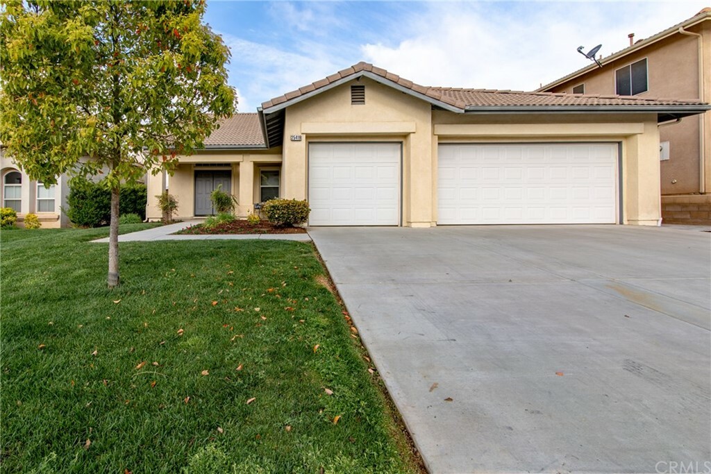 Property Photo:  25419 Avenida Ramada  CA 92548 