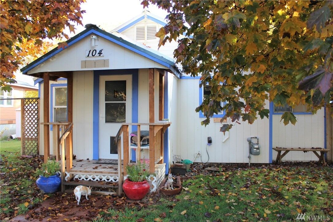 Property Photo:  104 N Okanogan St  WA 98934 