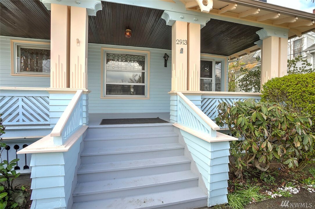 Property Photo:  2913 S Washington St  WA 98144 