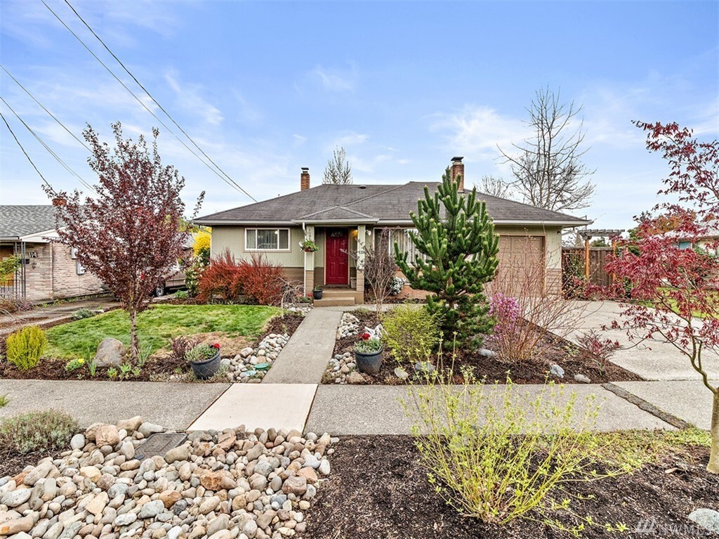 Property Photo: 110 K St NE WA 98002