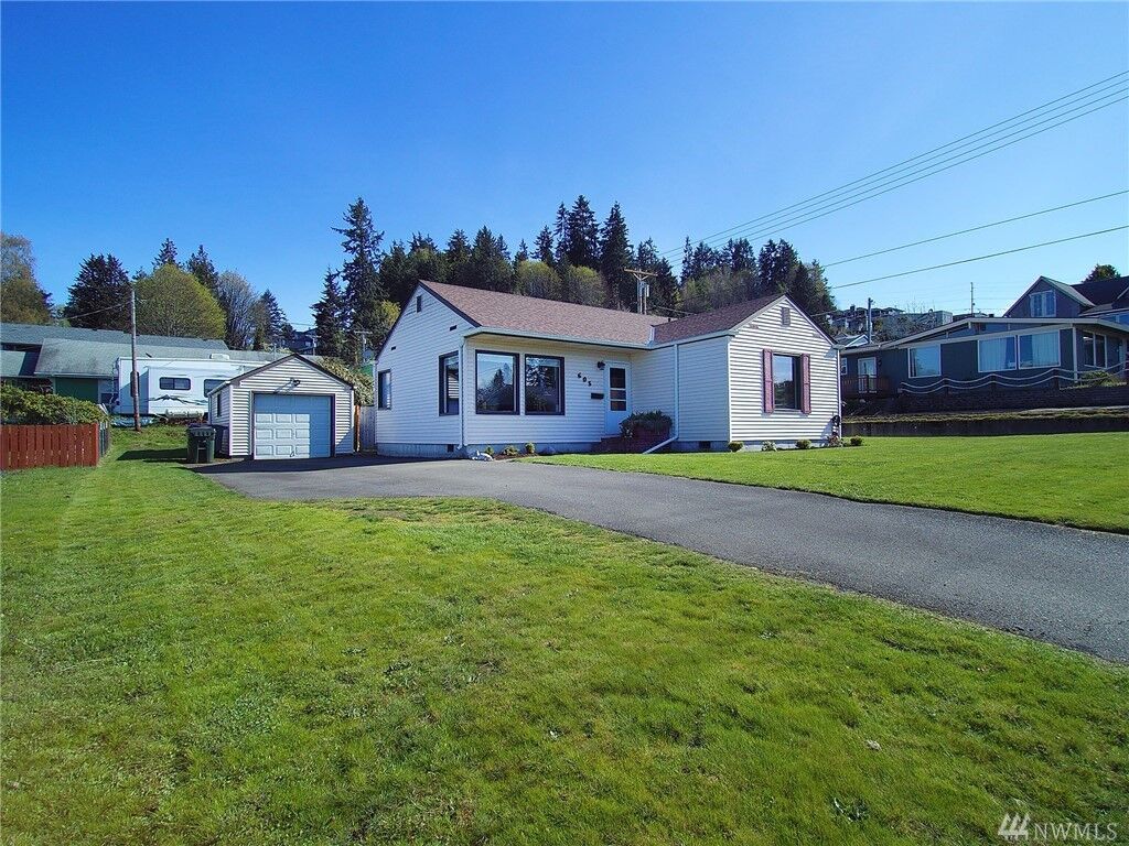 Property Photo: 605 S Chambers St WA 98362