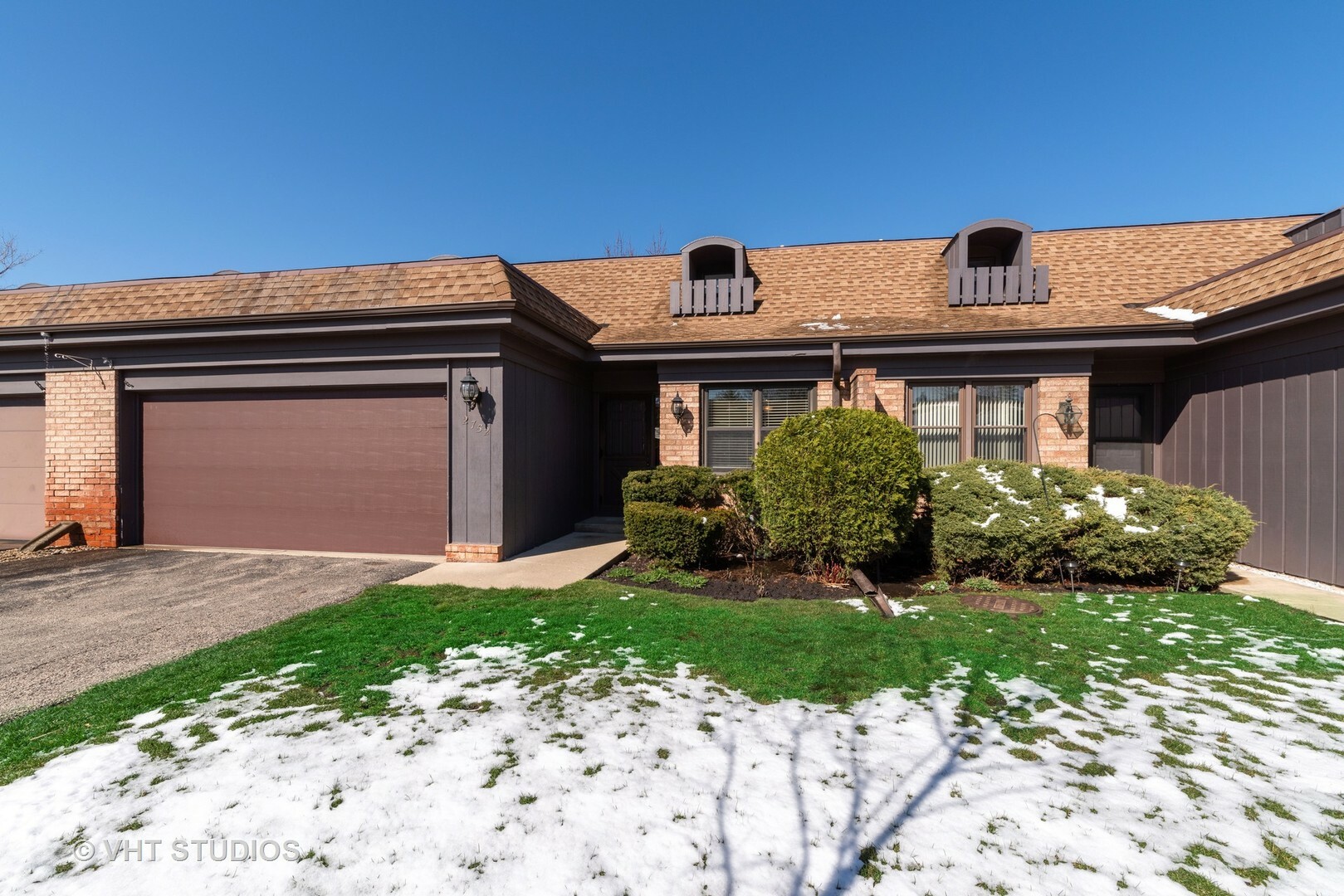 Property Photo: 2752 Wilshire Lane 2752 IL 60062