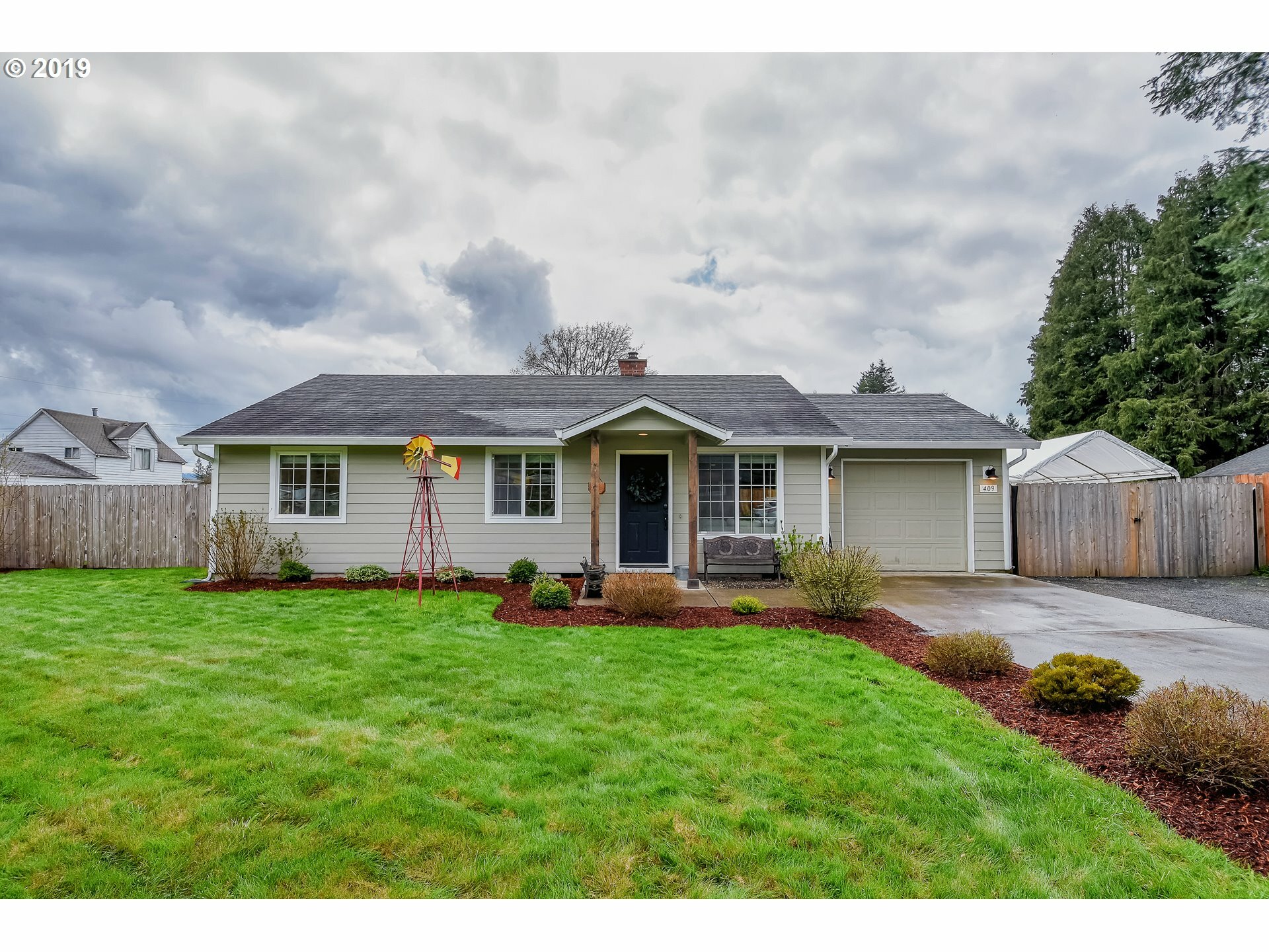 Property Photo:  409 E Twin Falls St  WA 98675 