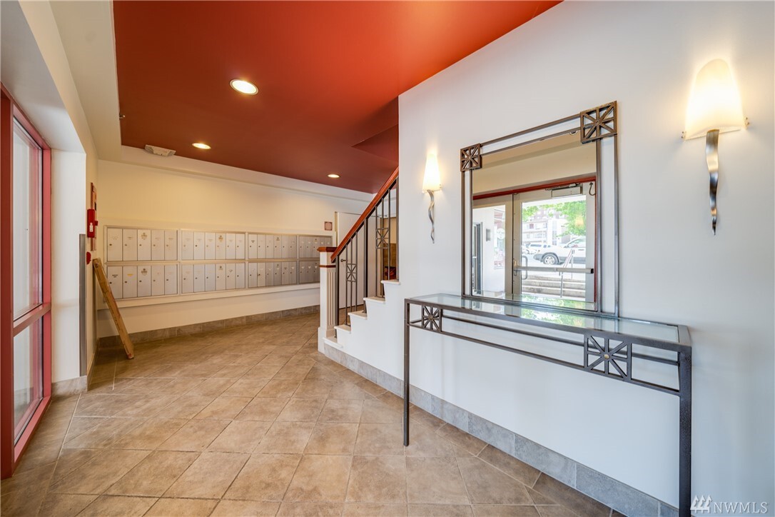 Property Photo: 520 2nd Ave W 105 WA 98119