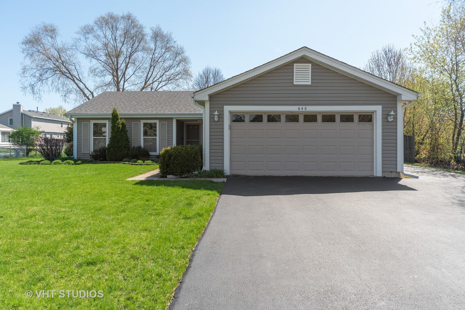 Property Photo: 640 Claymont Court IL 60102