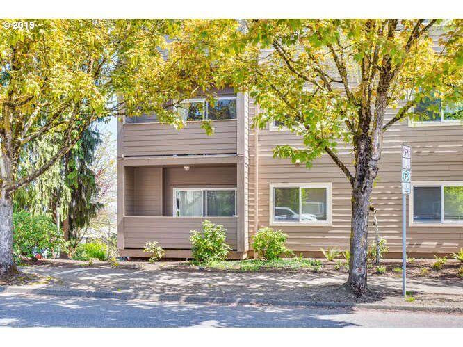 Property Photo:  4320 SW Corbett Ave SW 205  OR 97239 