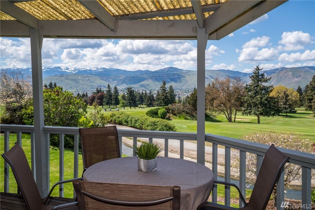 Property Photo:  1716 Country Club Dr  WA 98802