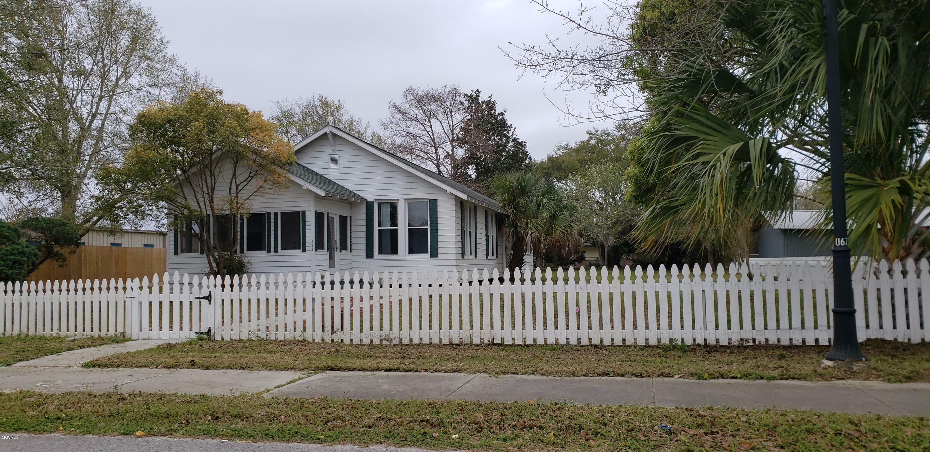 Property Photo:  458 Ulman Avenue  MS 39520 