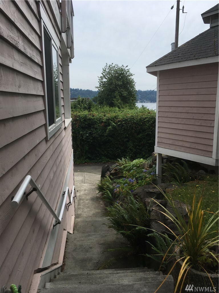 Property Photo:  10600 Durland Ave NE B  WA 98125 