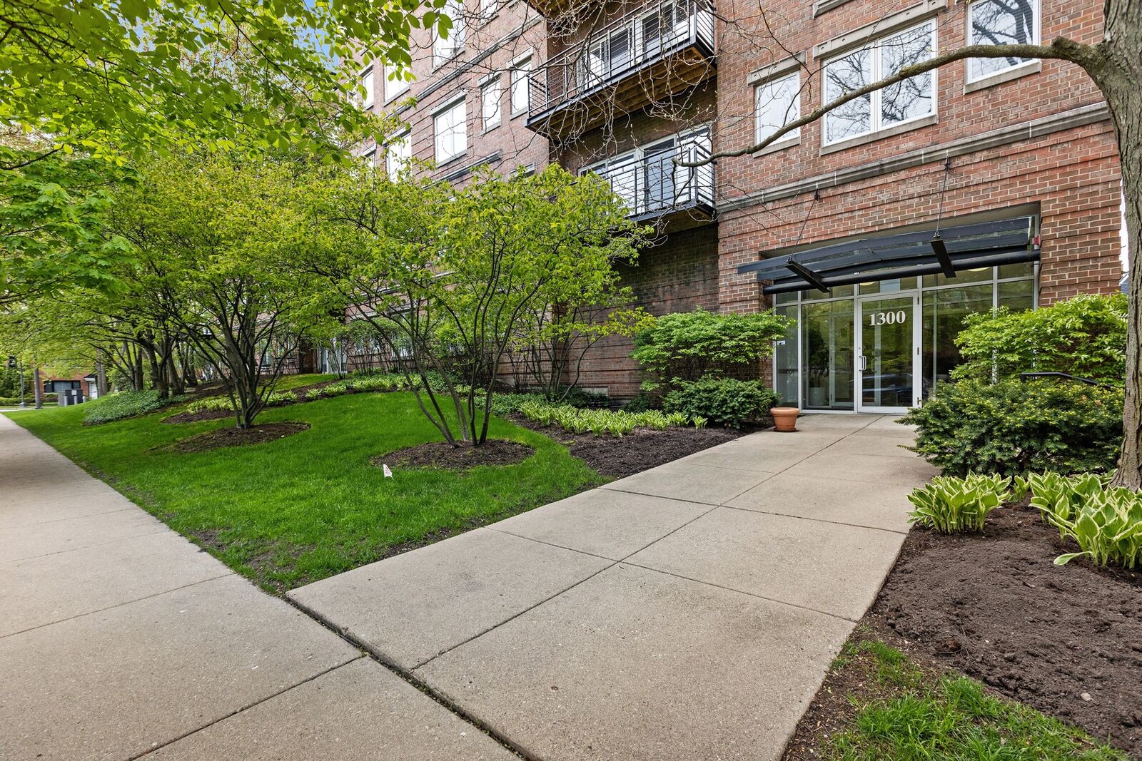 Property Photo:  1300 Central Street 105  IL 60201 