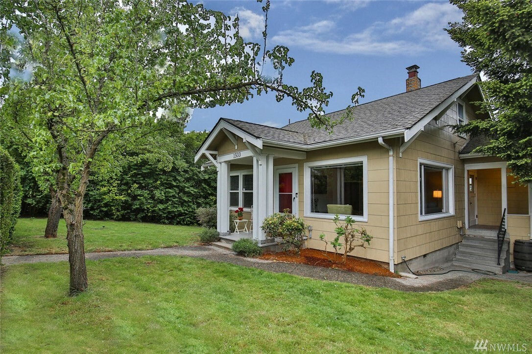 Property Photo:  1503 Lake Ave S  WA 98055 