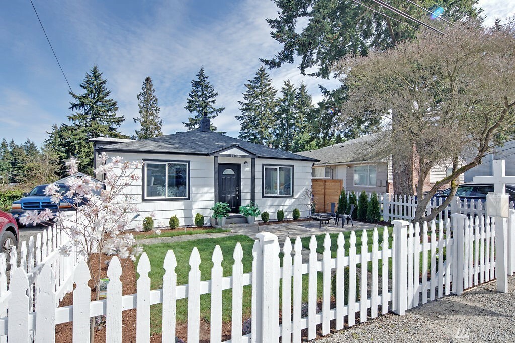 Property Photo:  14036 Midvale Ave N  WA 98133 