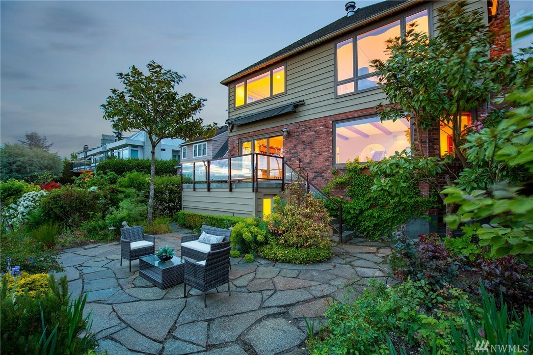 Property Photo:  1929 Sunset Ave SW  WA 98116 