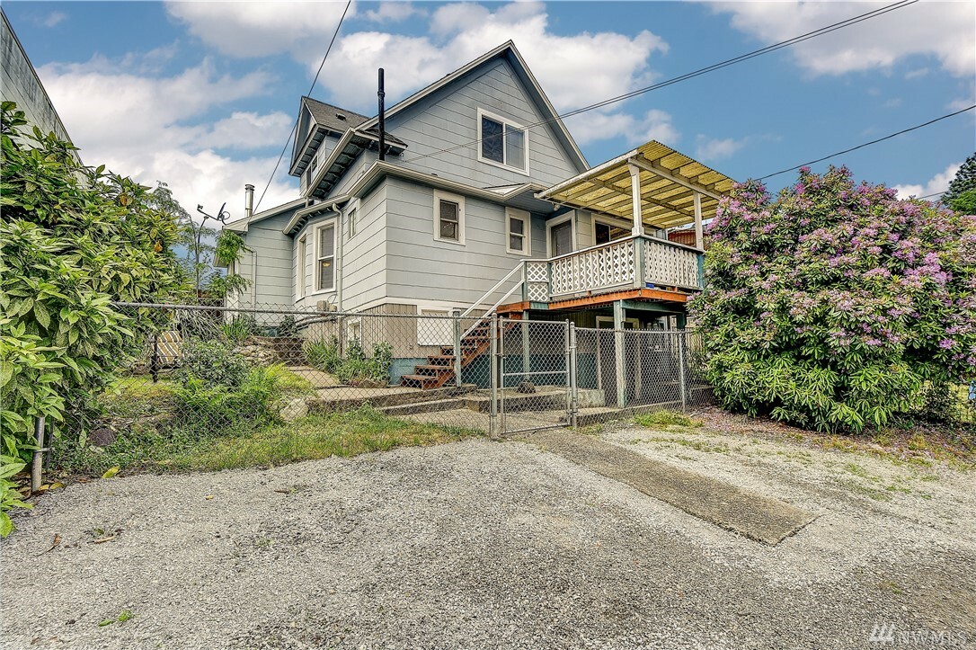 Property Photo:  1117 E Marine View Dr  WA 98201 