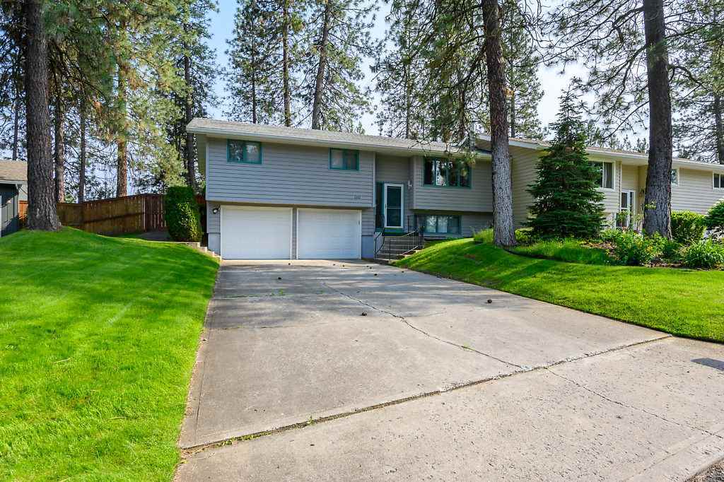 Property Photo: 1112 E Bedivere Dr 1112 WA 99218