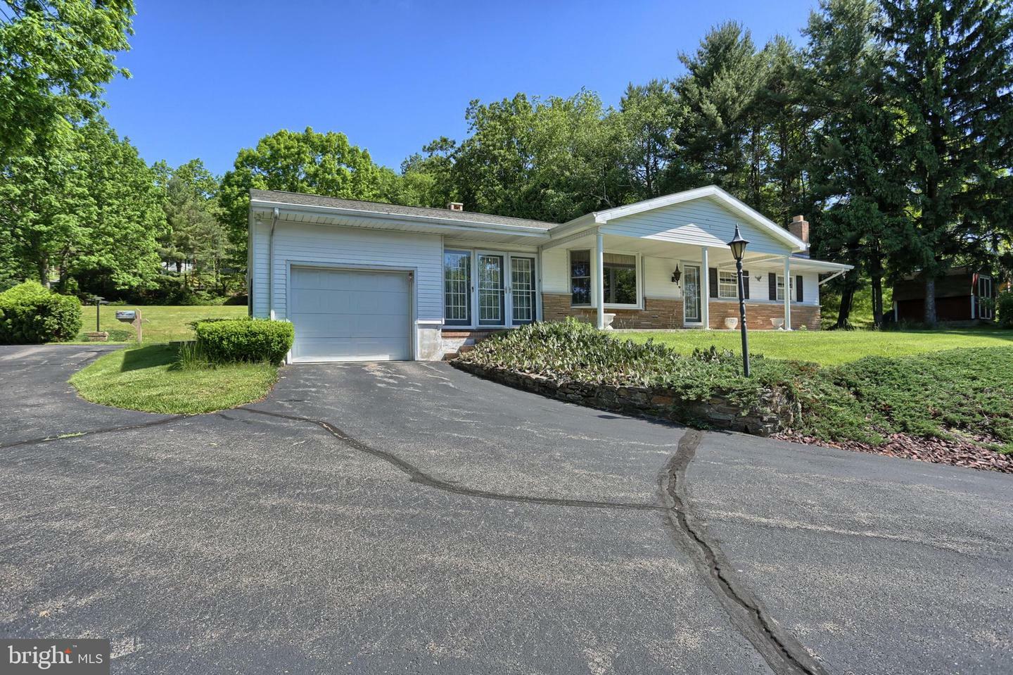 Property Photo: 967 W Oak Street PA 17931