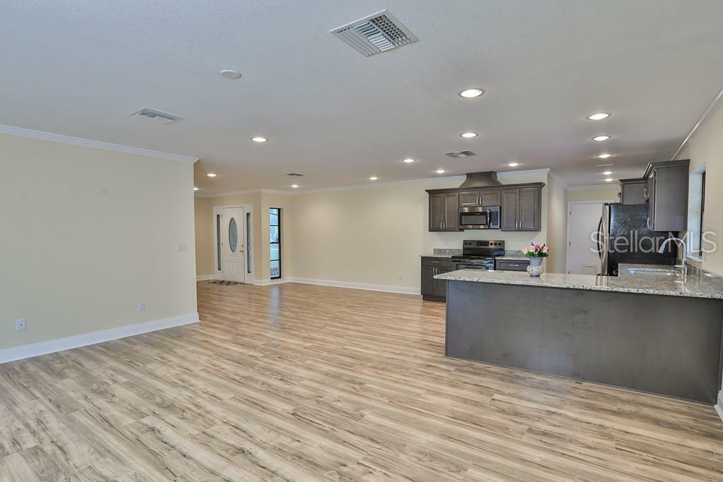 Property Photo:  713 Caliente Drive  FL 33511 