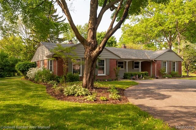 Property Photo:  815 Pine Hill Drive  MI 48304 