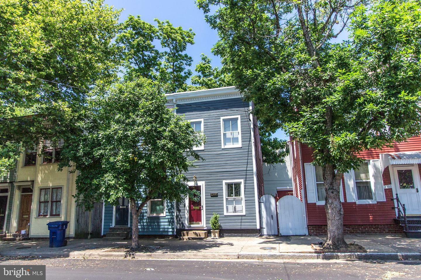 Property Photo: 1305 Queen Street VA 22314