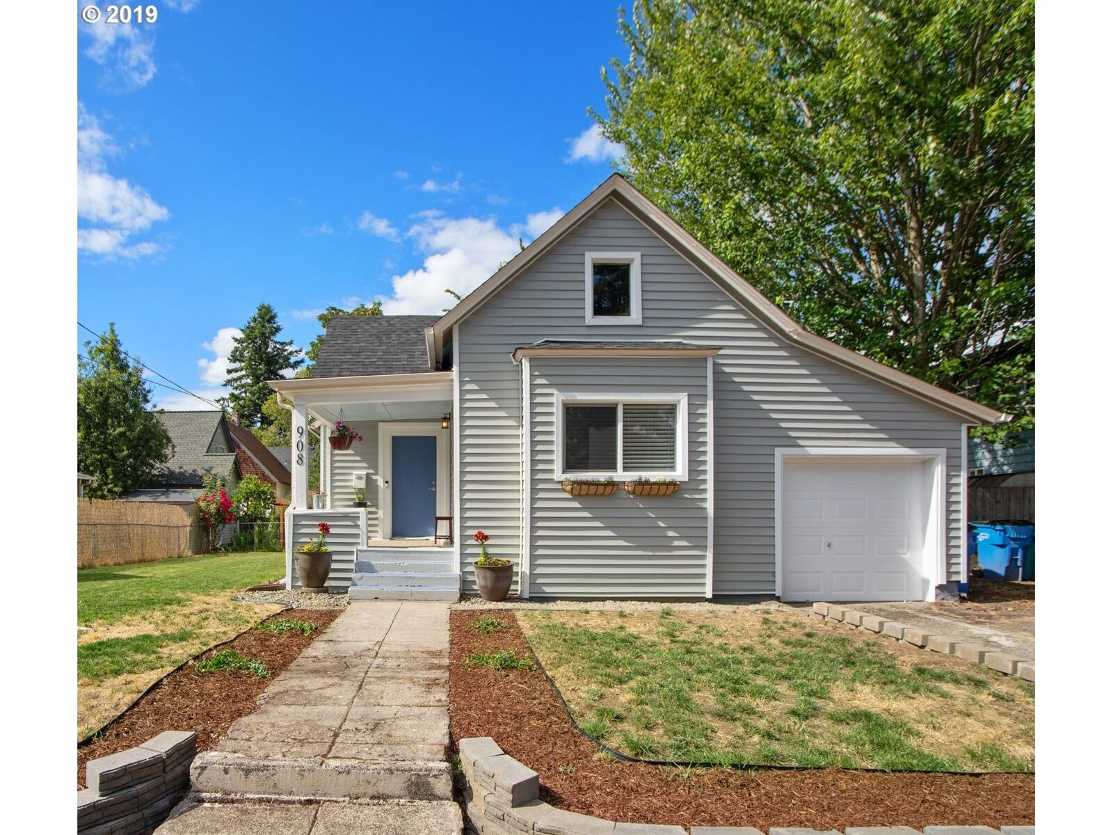 Property Photo: 908 W 17th St WA 98660