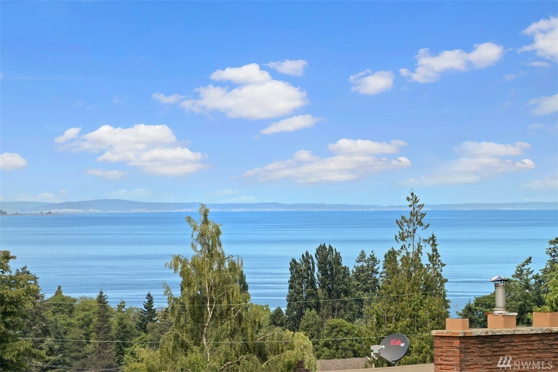 Property Photo:  1004 Daley St  WA 98020 