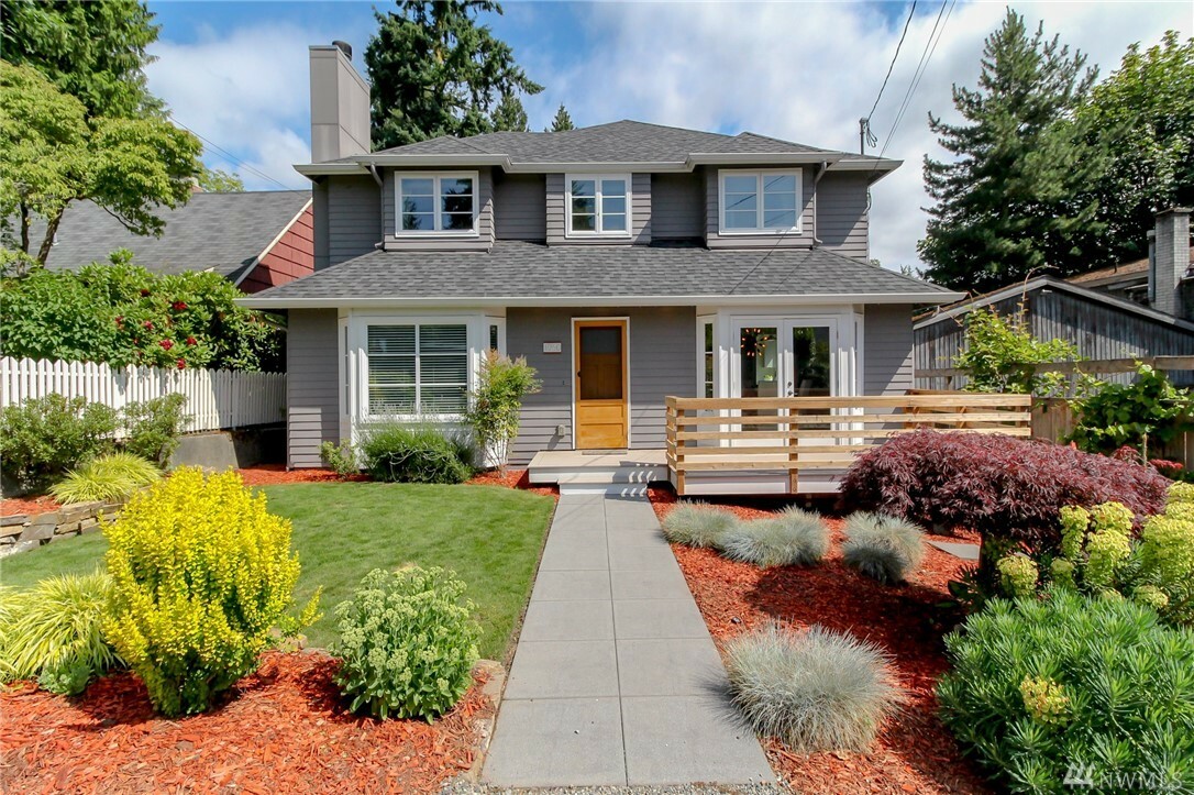 Property Photo:  1250 NE 95th St  WA 98115 