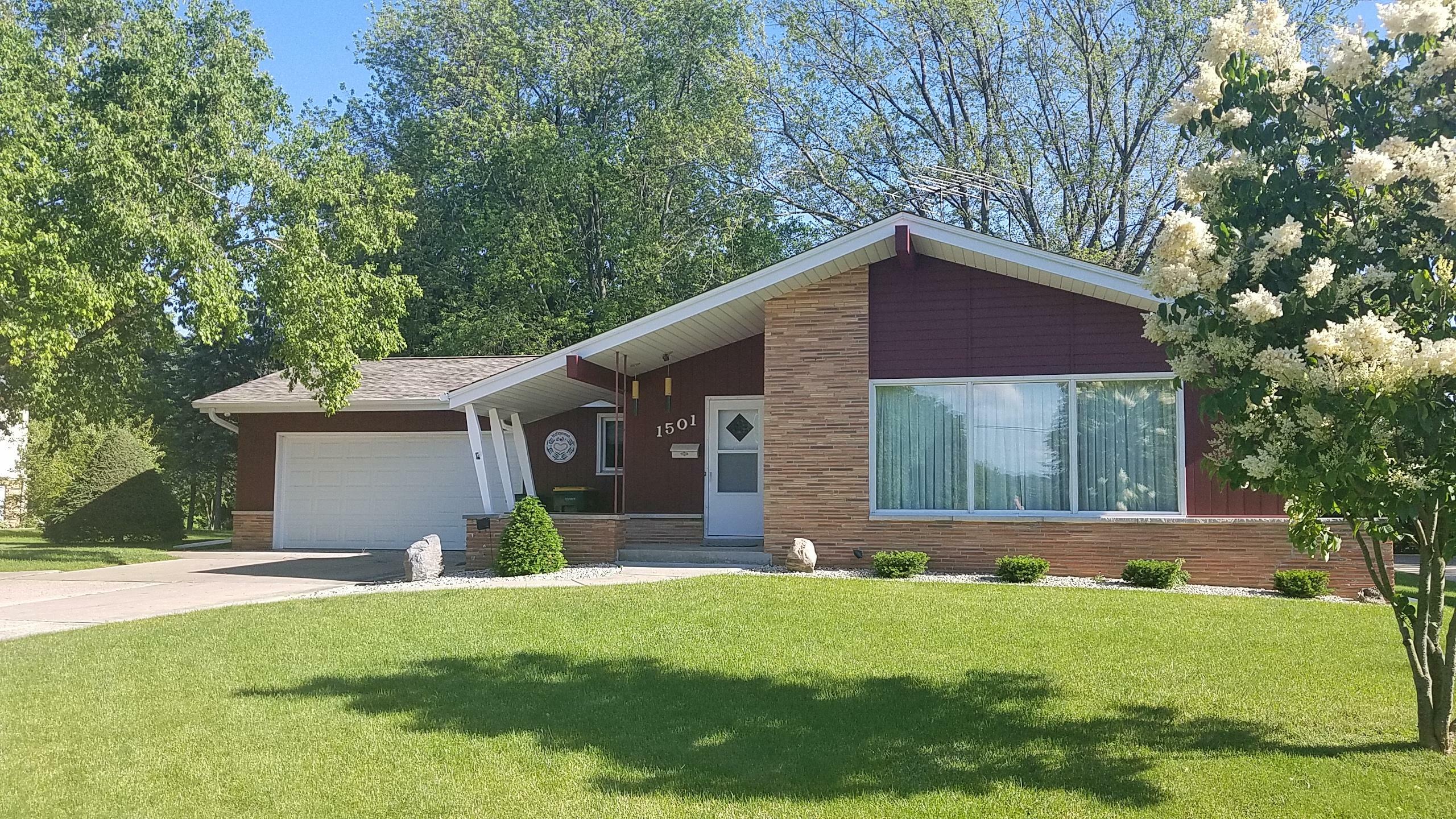 Property Photo: 1501 Chestnut St WI 53095
