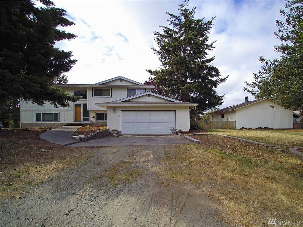 Property Photo:  1021 W Spruce Ct  WA 98382 