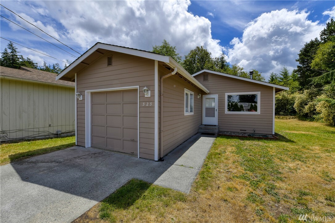 Property Photo:  525 Salal St  WA 98277 